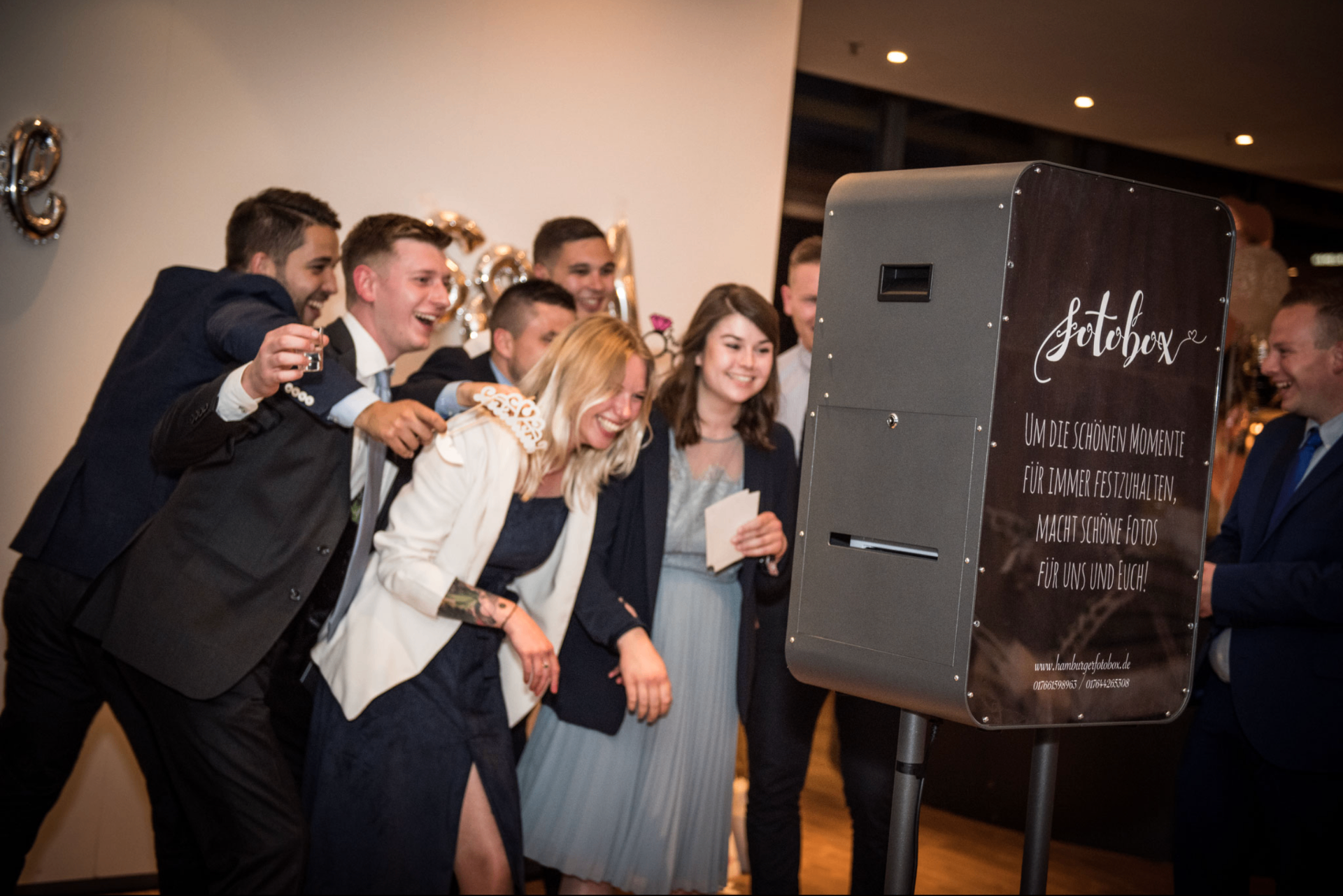 Gäste haben Spaß mit der Fotobox